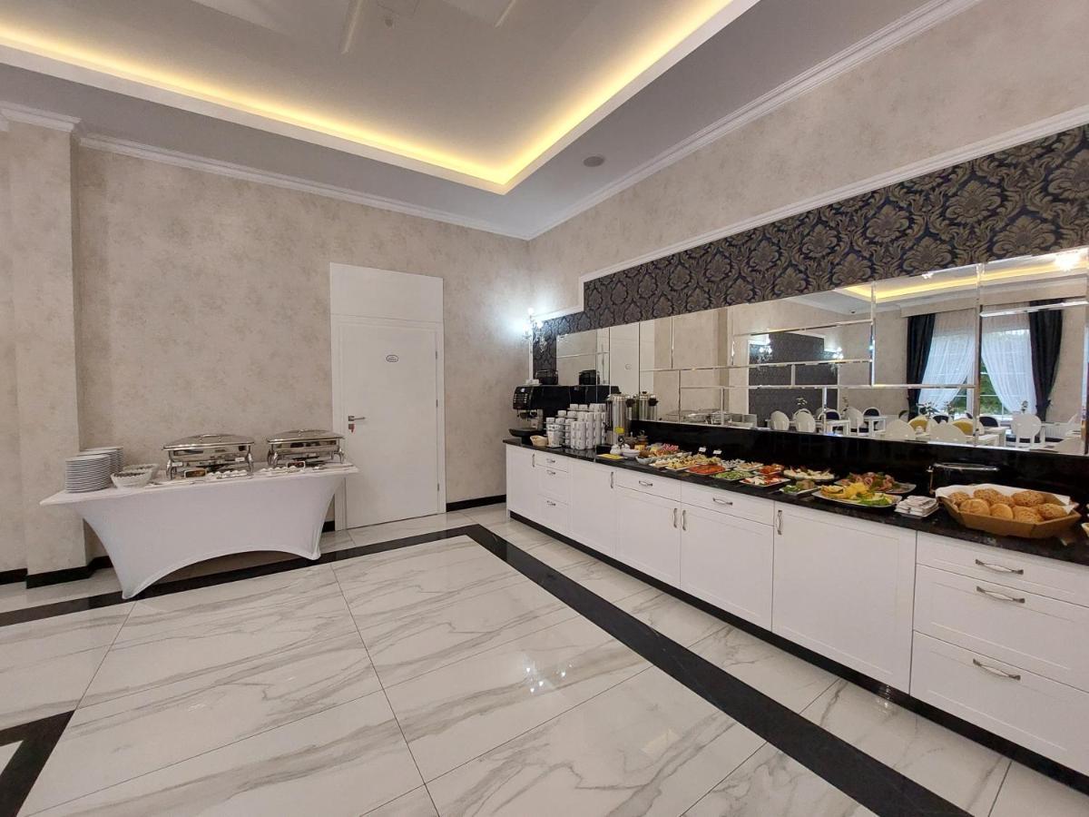 Hotel Lord Radom Buitenkant foto